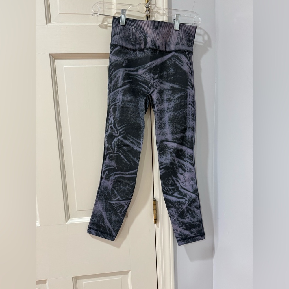 Lululemon  size 4 purple and gray pattern leggings